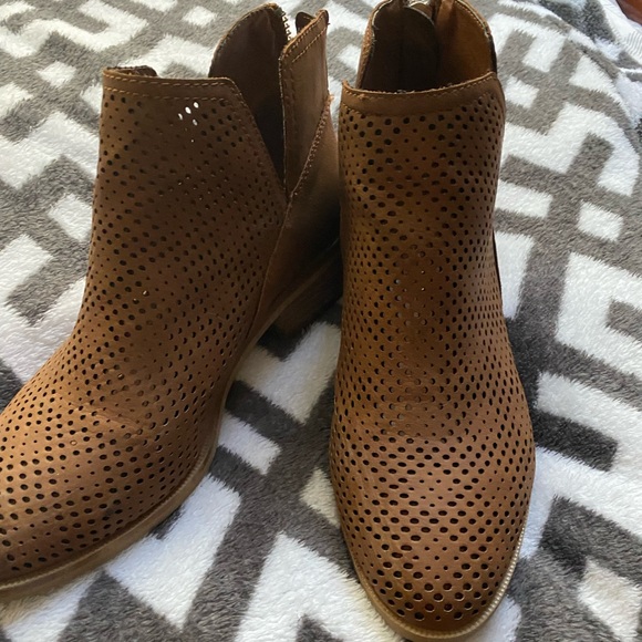 Tan breathable, low heel booties - Picture 5 of 9